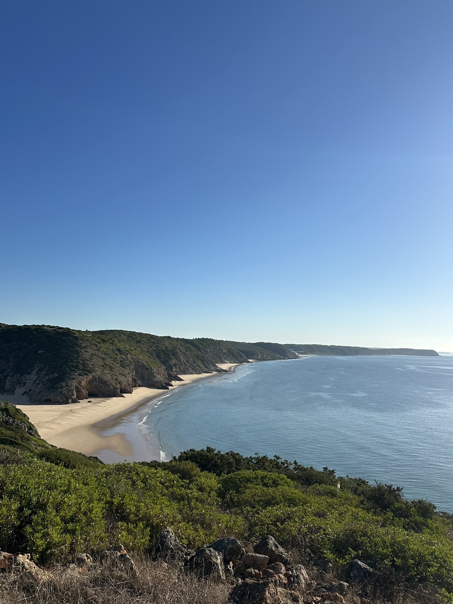 Geschwungene Küstenlinie mit weißem Sandstrand von oben, Portugal