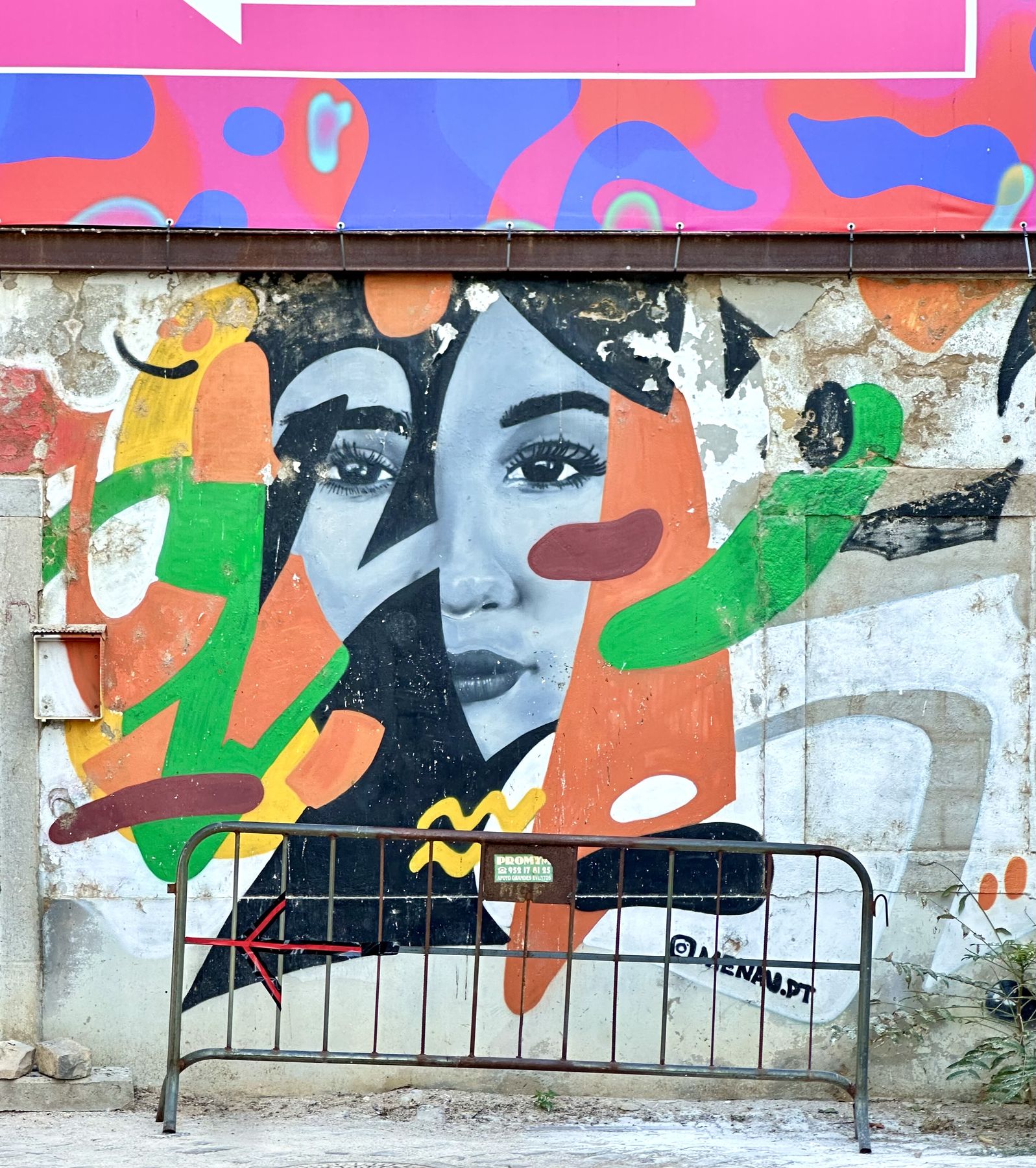 Graffiti-Mural einer Frau — intensiver Blick, Lissabon